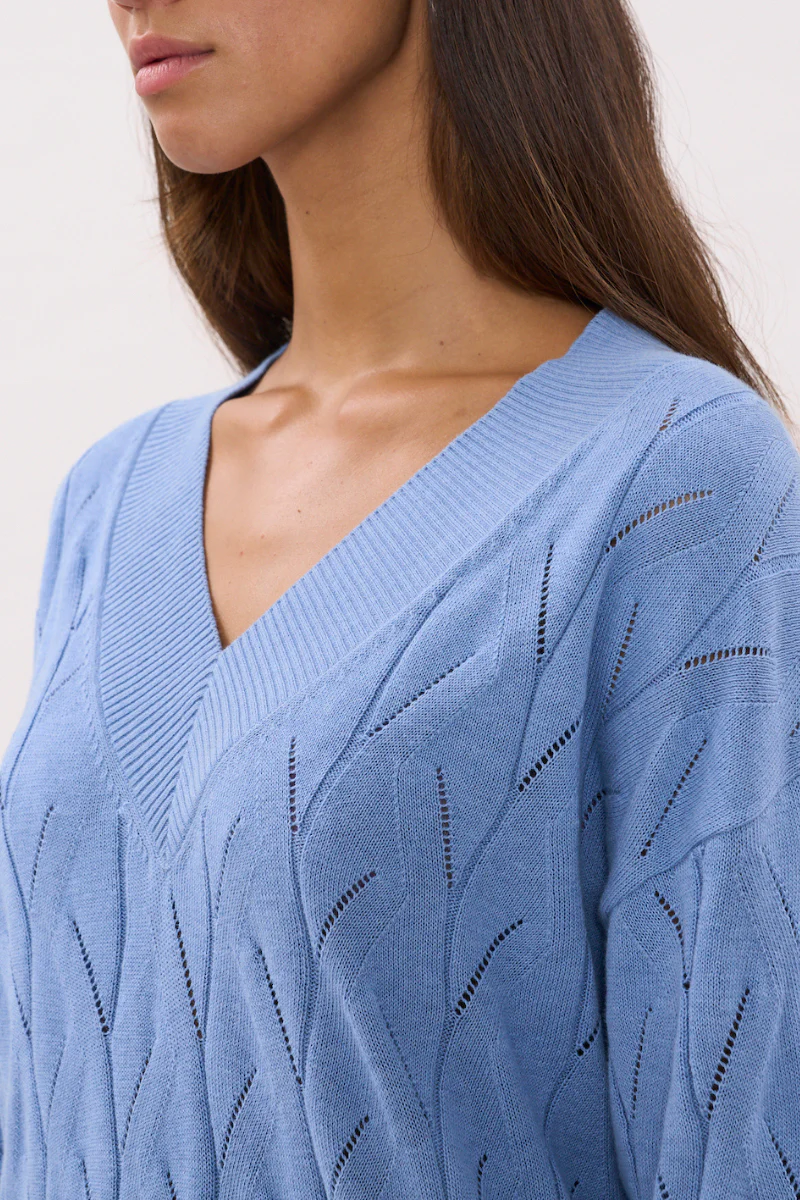 OVERSIZED V NECK JUMPER IN LIGHT BLUE - Image 4