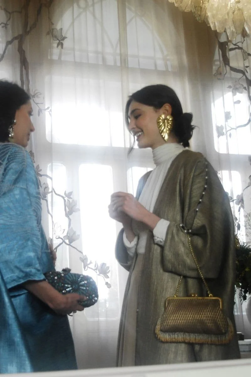 PEARL FRINGES MARQUISE GOLD HOLD ME CLUTCH - Image 3