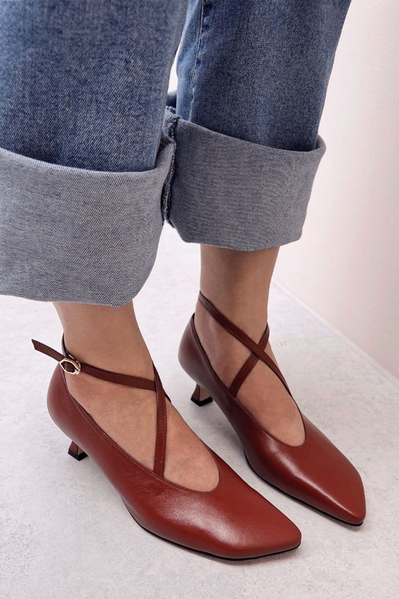 PISA BROWN X-STRAP HEELS - Image 3